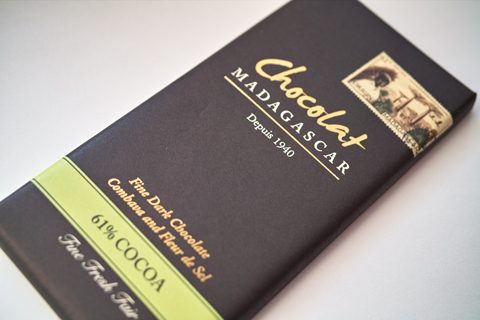 ショコラマダガスカル；ダークチョコレート61% こぶみかん フルール・ド・セル
