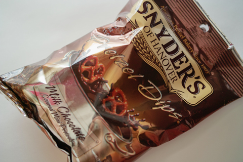 スナイダーズ（SNIDER'S）のプレッツェルミルクチョコレート（Milk Chocolate Pretzel Dips）