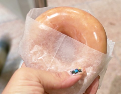 クリスピー・クリーム・ドーナツの試食用オリジナル・グレーズド クリスピー・クリーム・ドーナツの試食用オリジナル・グレーズド