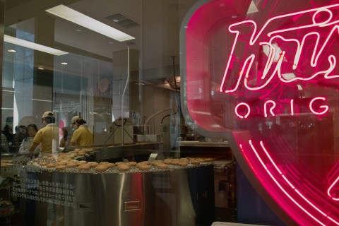 クリスピー・クリーム・ドーナツのドーナツ製造ライン クリスピー・クリーム・ドーナツのドーナツ製造ライン